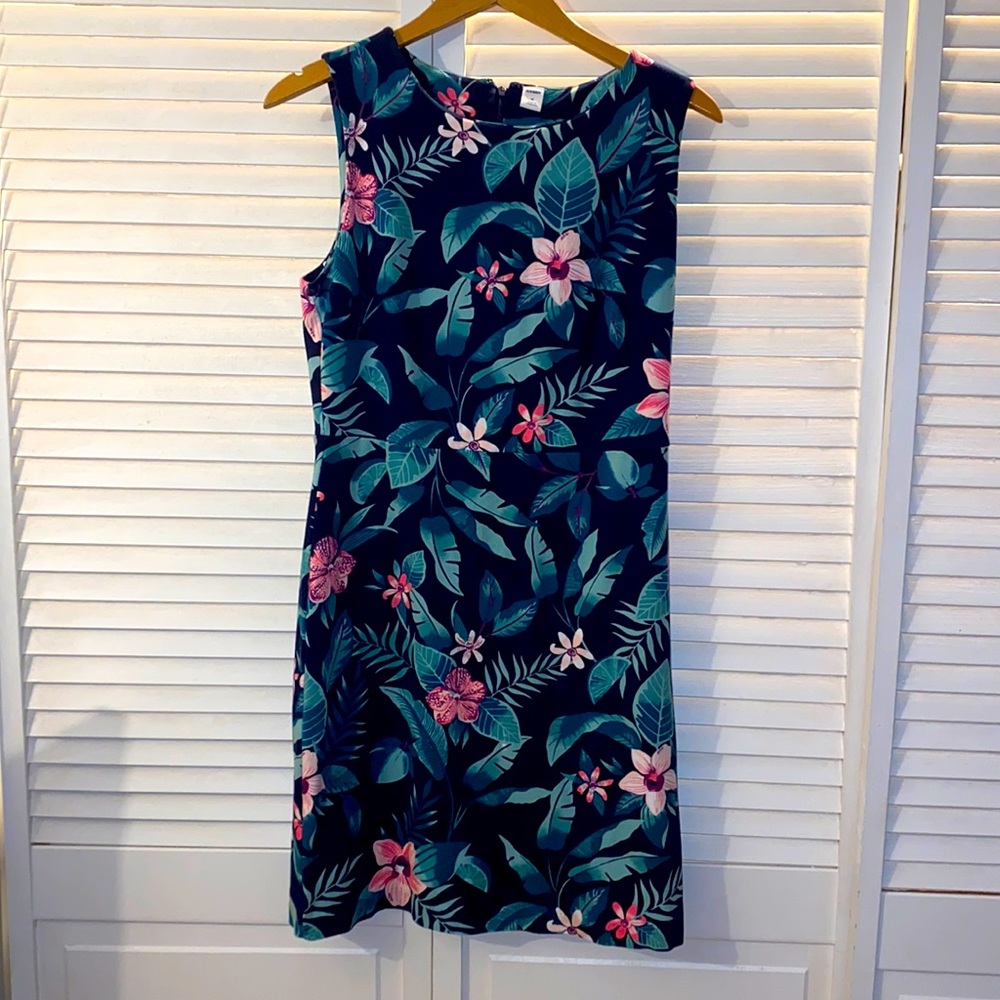 Cute tropical pattern dress, great cocktail dress.